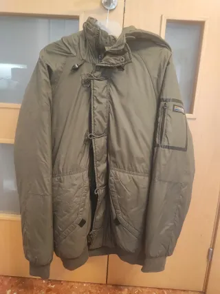 Anorak verde militar con capucha
