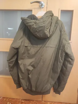 Anorak verde militar con capucha