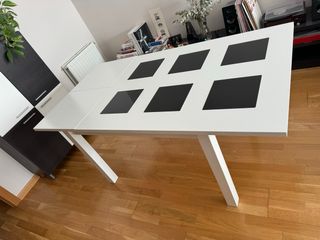 Mesa de comedor blanca con detalles negros