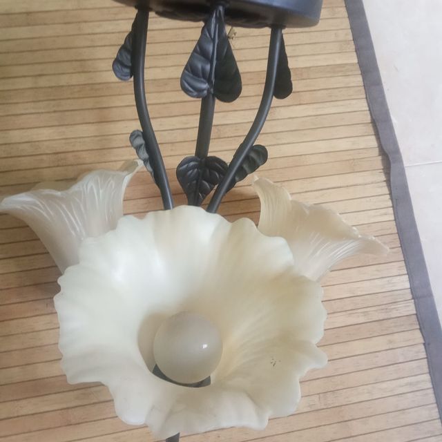 Lámpara de forja negra con pantallas de cristal