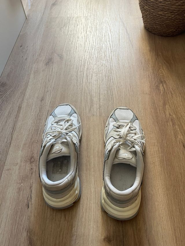 Zapatillas Nike grises y blancas