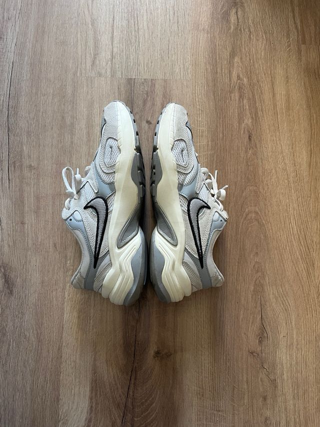 Zapatillas Nike grises y blancas