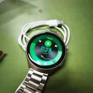 Smartwatch multicolor e argento