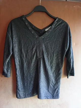 Camiseta brillante V con ojales