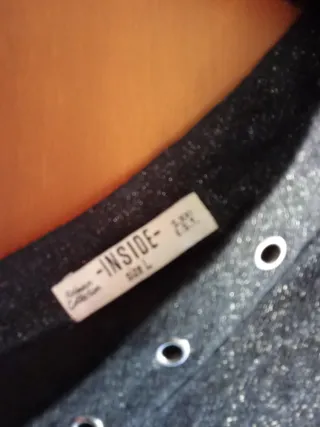 Camiseta brillante V con ojales