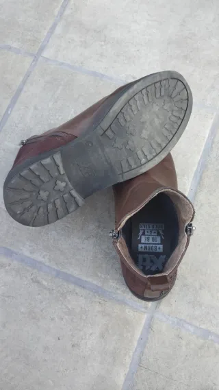 Botines marrones con cremallera y tachuelas