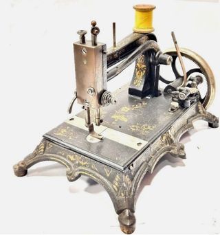 Máquina de coser antigua BRUNONIA decorada 1900