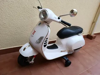 Moto Vespa a Batería Blanca 12V