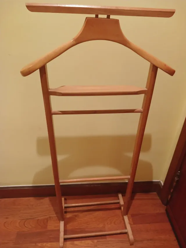 Perchero de madera para trajes
