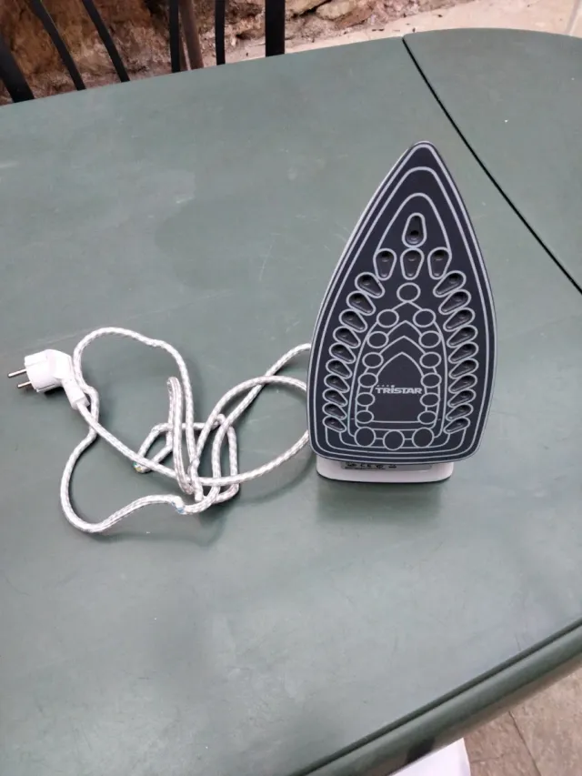 Plancha de vapor blanca y verde