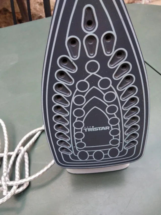 Plancha de vapor blanca y verde