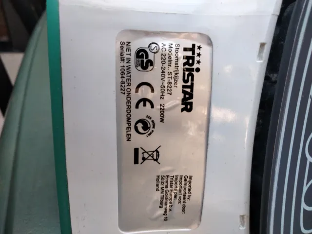 Plancha de vapor blanca y verde