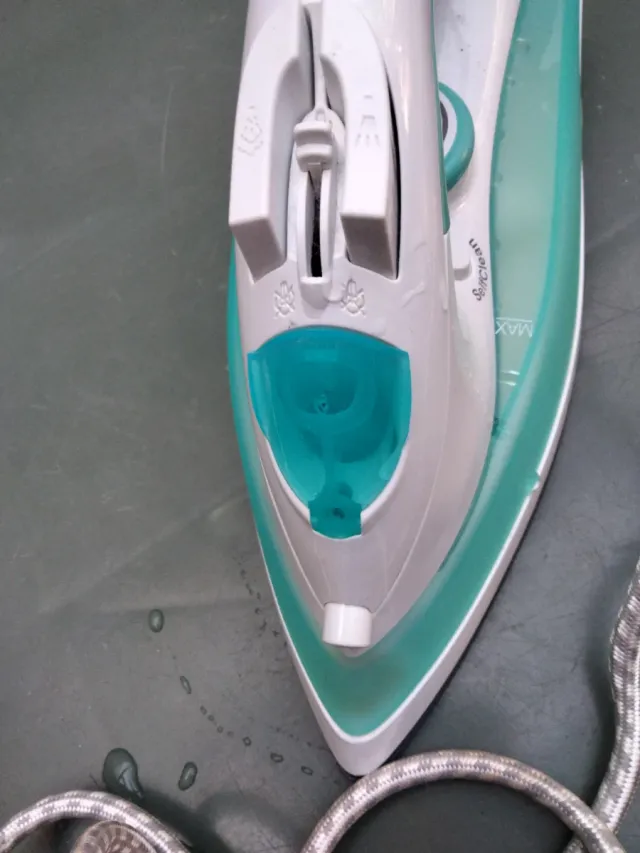 Plancha de vapor blanca y verde