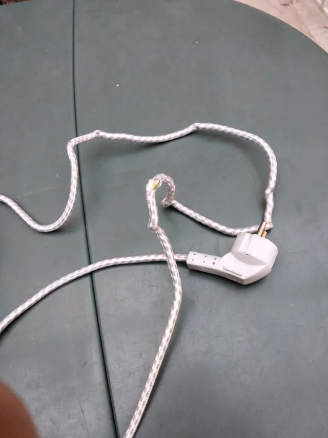 Plancha de vapor blanca y verde