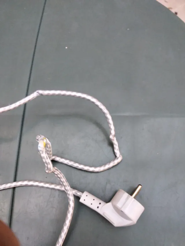 Plancha de vapor blanca y verde