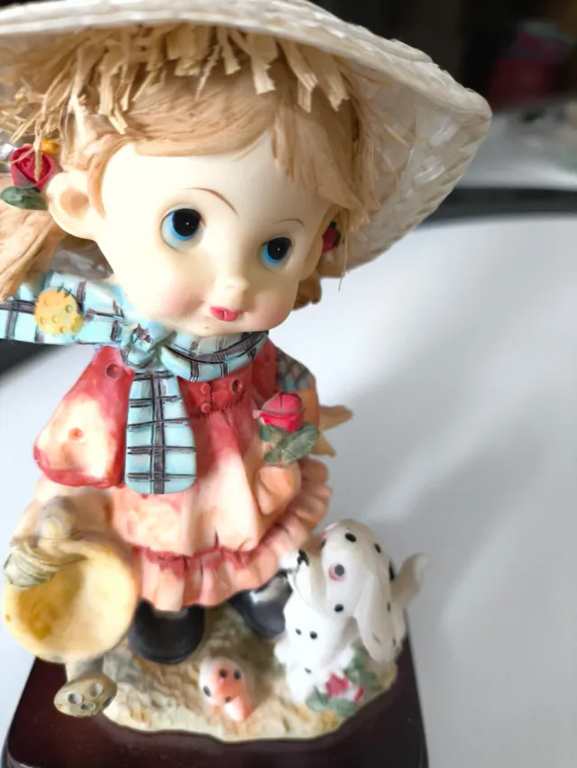 Muñeca de cerámica con perro dálmata