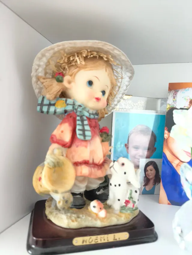 Muñeca de cerámica con perro dálmata