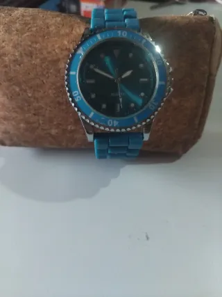 Reloj de hombre azul y plateado
