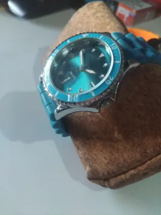 Reloj de hombre azul y plateado