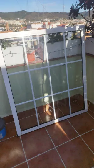 Ventana con rejas blancas