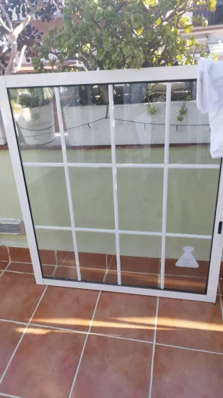 Ventana con rejas blancas