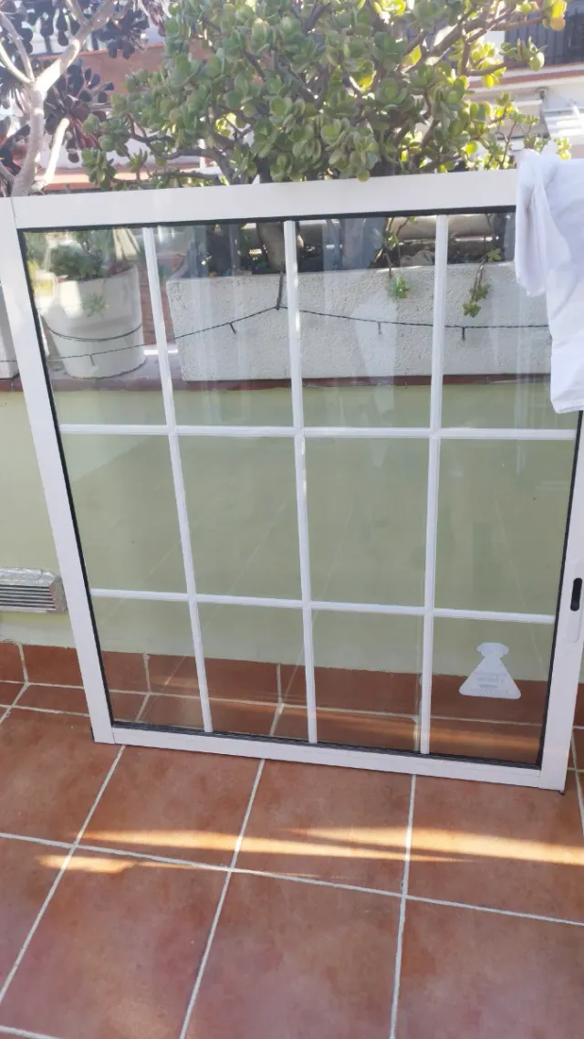 Ventana con rejas blancas