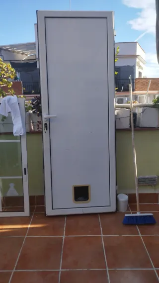 Ventana con rejas blancas