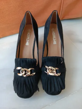 Mocasines tacón ante negro con cadena dorada