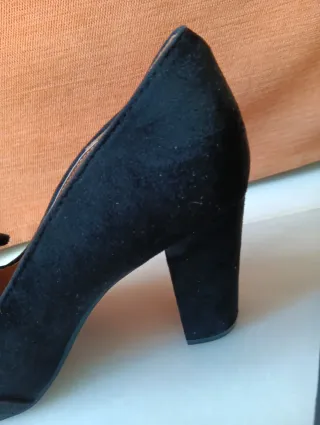 Mocasines tacón ante negro con cadena dorada