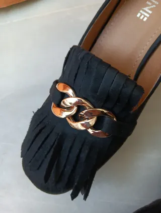 Mocasines tacón ante negro con cadena dorada