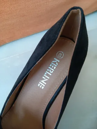 Mocasines tacón ante negro con cadena dorada