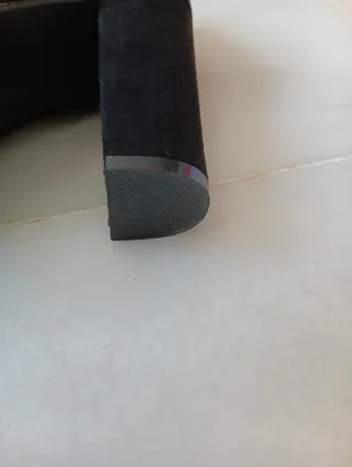 Mocasines tacón ante negro con cadena dorada