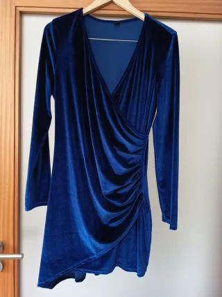 Vestido azul de veludo com drapeado