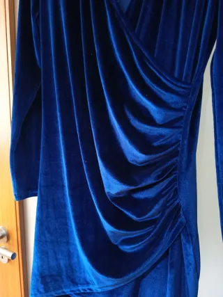 Vestido azul de veludo com drapeado
