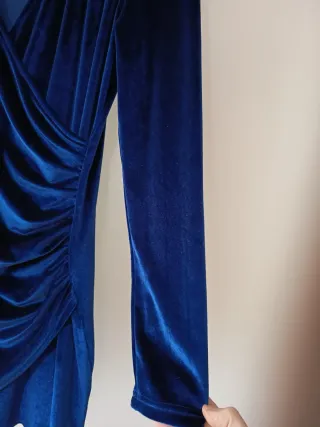 Vestido azul de veludo com drapeado