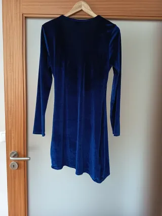 Vestido azul de veludo com drapeado