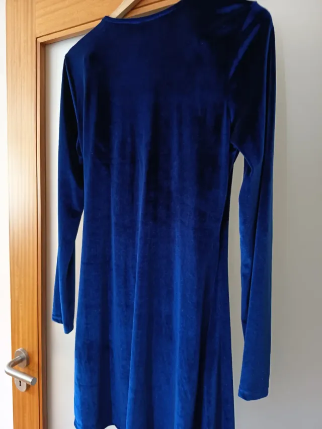 Vestido azul de veludo com drapeado