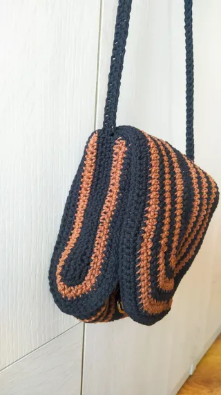 Bolso de ganchillo negro y marrón