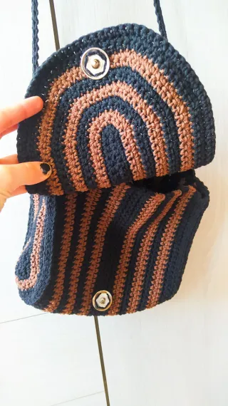Bolso de ganchillo negro y marrón