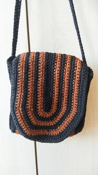 Bolso de ganchillo negro y marrón