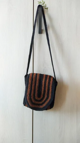 Bolso de ganchillo negro y marrón