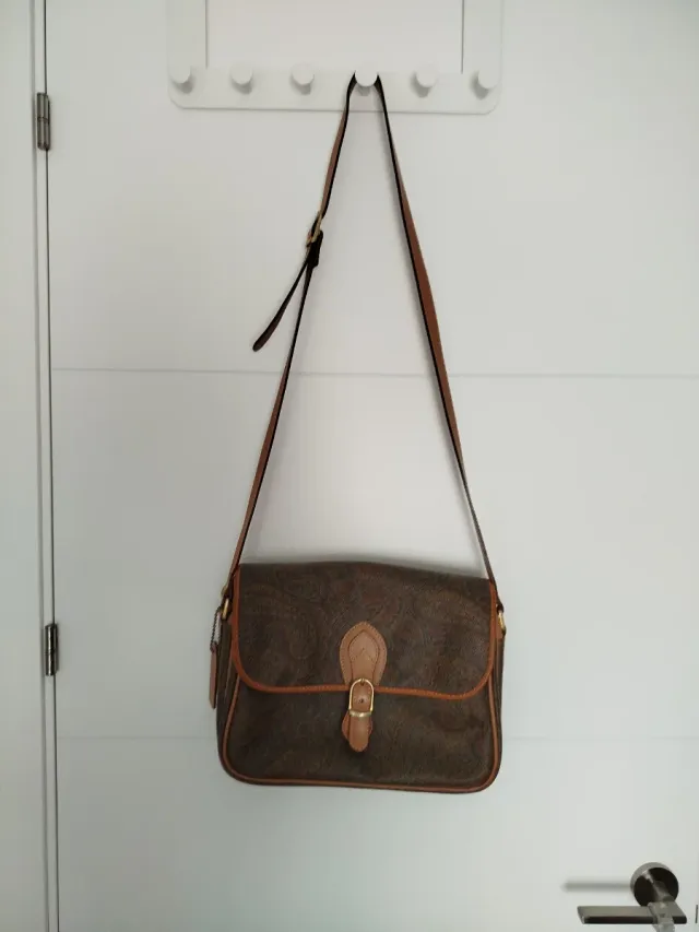 Bolso bandolera marrón con estampado