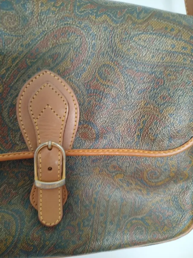 Bolso bandolera marrón con estampado