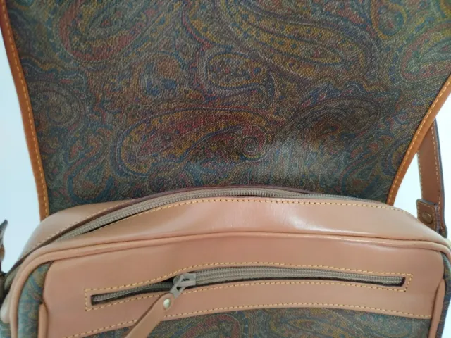 Bolso bandolera marrón con estampado