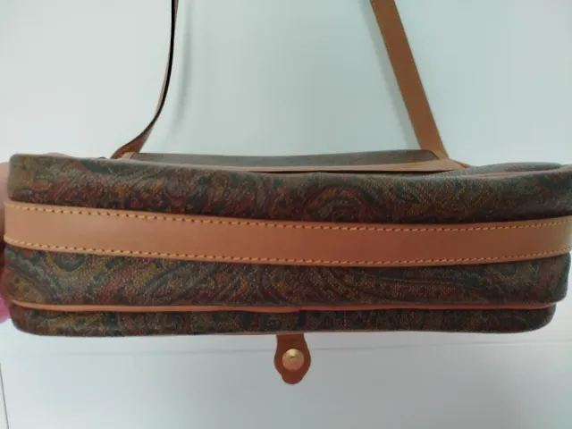 Bolso bandolera marrón con estampado