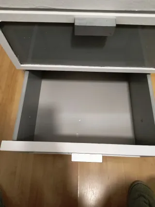 Mesilla de noche blanca con cajones