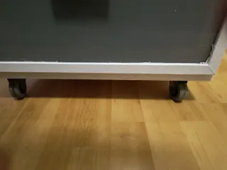 Mesilla de noche blanca con cajones