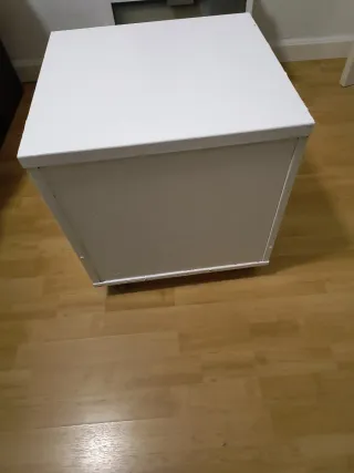 Mesilla de noche blanca con cajones