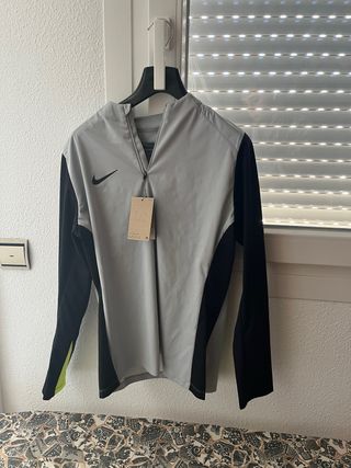 Chaqueta deportiva Nike gris y negra