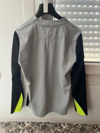Chaqueta deportiva Nike gris y negra
